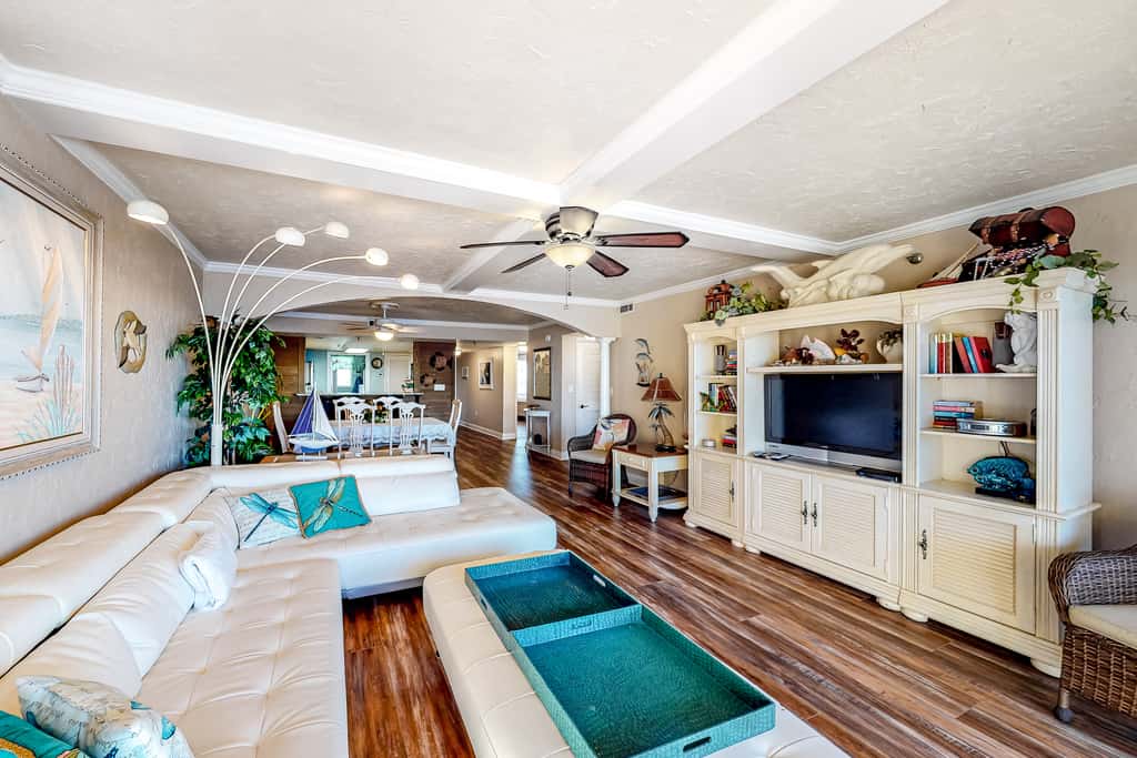 7th floor, nautical-themed condo with Gulf-front views, steps to beach