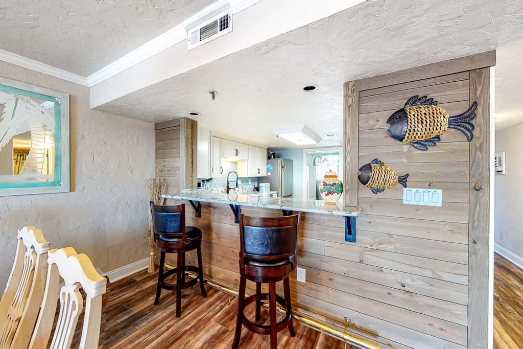 7th floor, nautical-themed condo with Gulf-front views, steps to beach