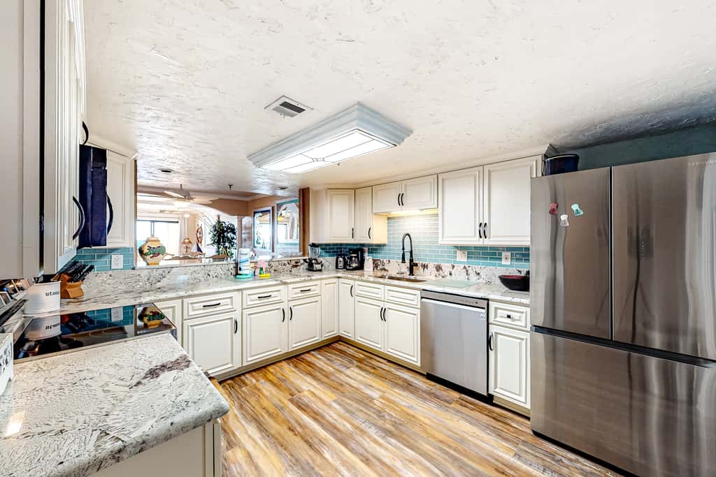 7th floor, nautical-themed condo with Gulf-front views, steps to beach
