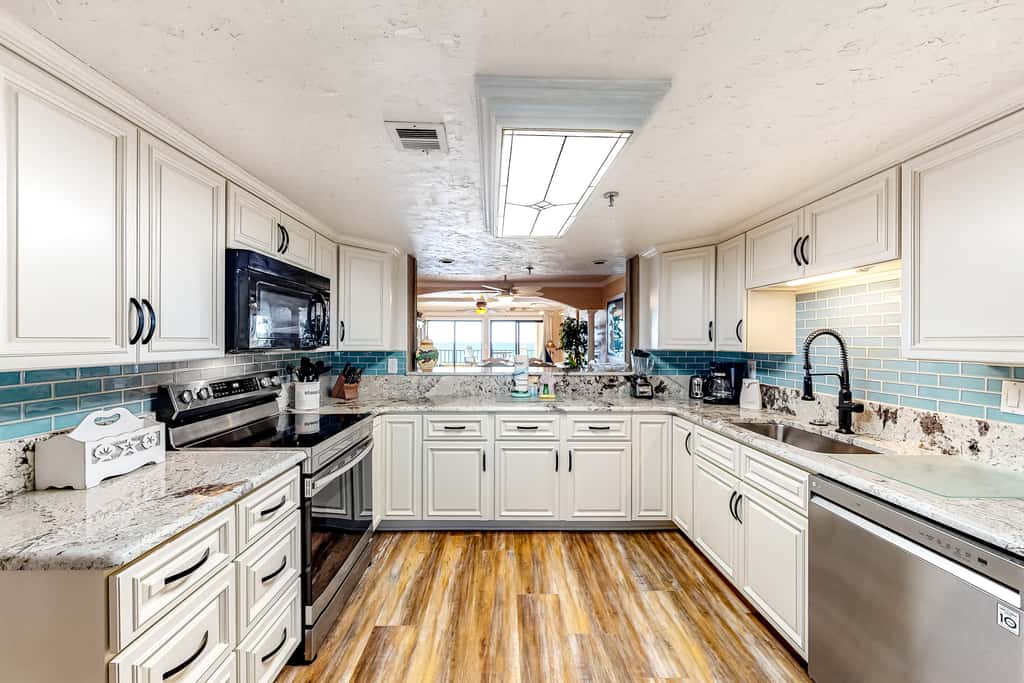 7th floor, nautical-themed condo with Gulf-front views, steps to beach
