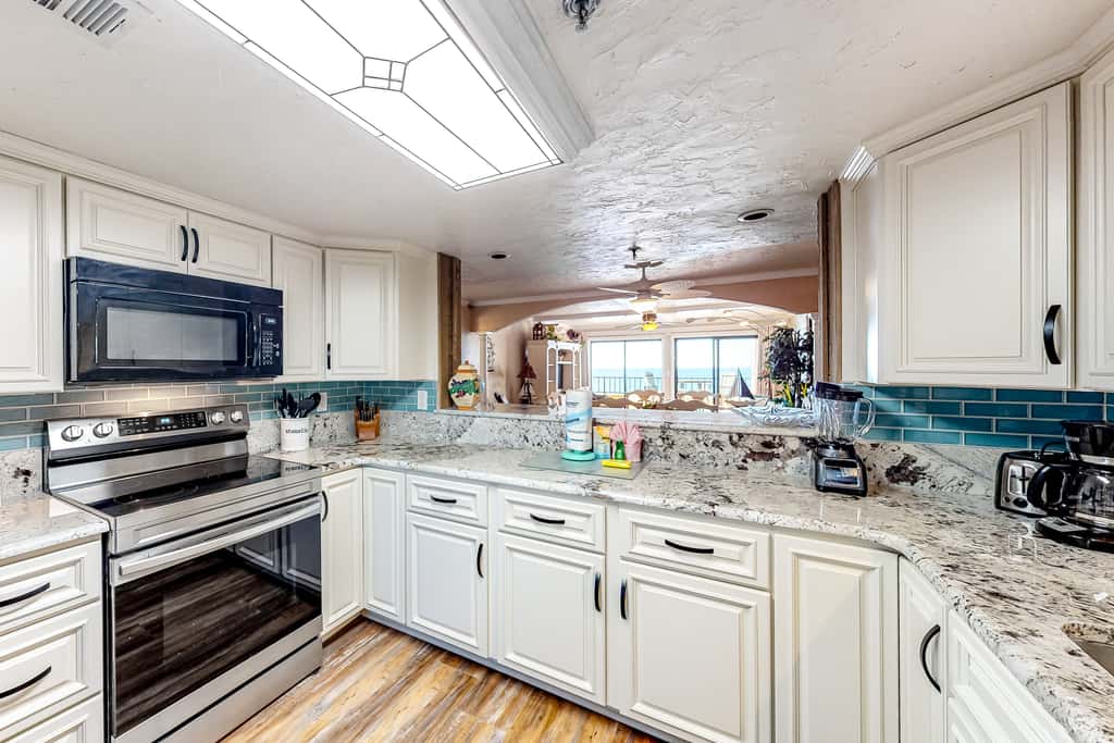 7th floor, nautical-themed condo with Gulf-front views, steps to beach
