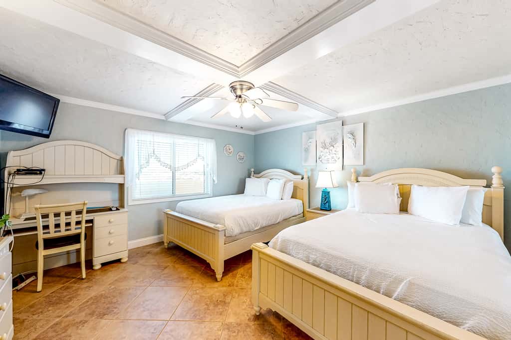 7th floor, nautical-themed condo with Gulf-front views, steps to beach