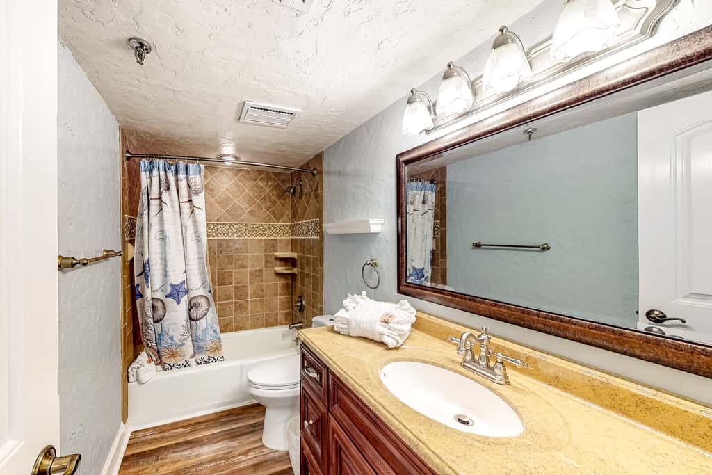 7th floor, nautical-themed condo with Gulf-front views, steps to beach