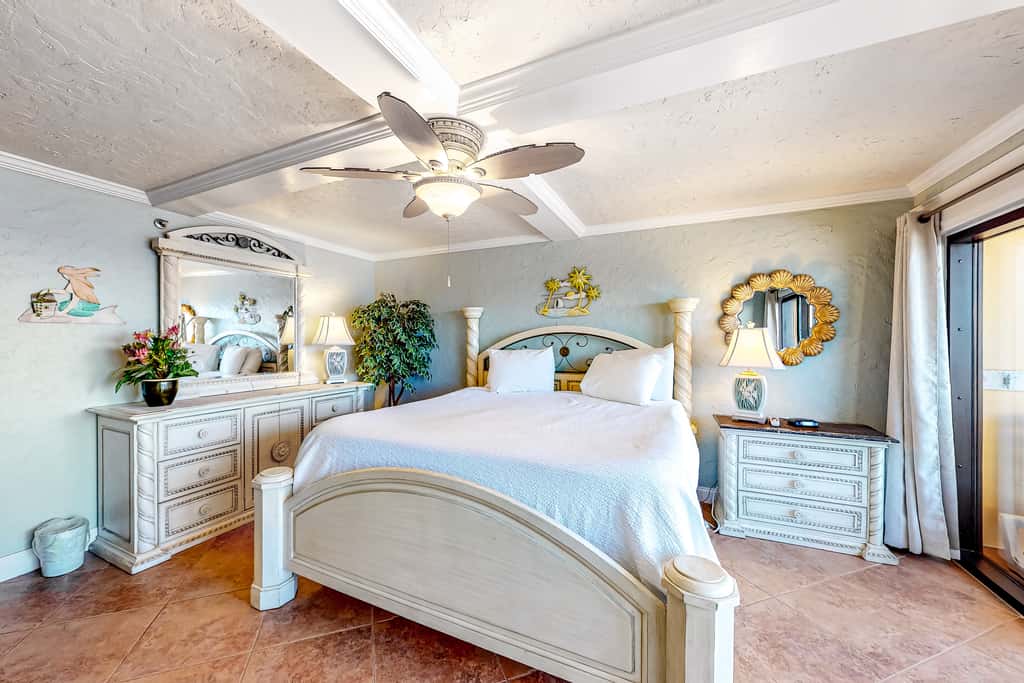 7th floor, nautical-themed condo with Gulf-front views, steps to beach