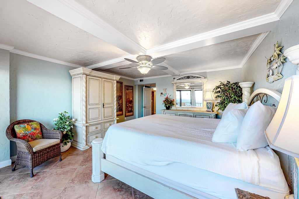 7th floor, nautical-themed condo with Gulf-front views, steps to beach