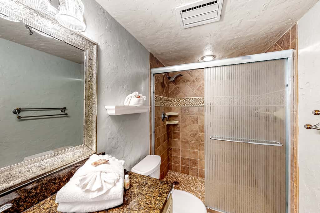 7th floor, nautical-themed condo with Gulf-front views, steps to beach