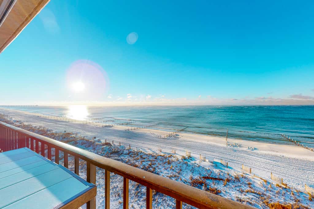7th floor, nautical-themed condo with Gulf-front views, steps to beach