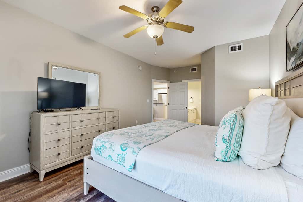 Gulf-front condo with washer/dryer, pools, hot tub, fitness room, & beach access