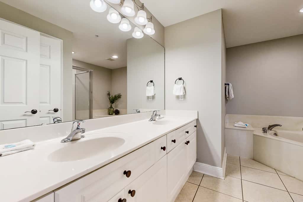 Gulf-front condo with washer/dryer, pools, hot tub, fitness room, & beach access