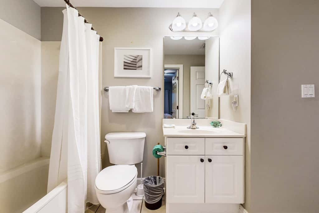 Gulf-front condo with washer/dryer, pools, hot tub, fitness room, & beach access
