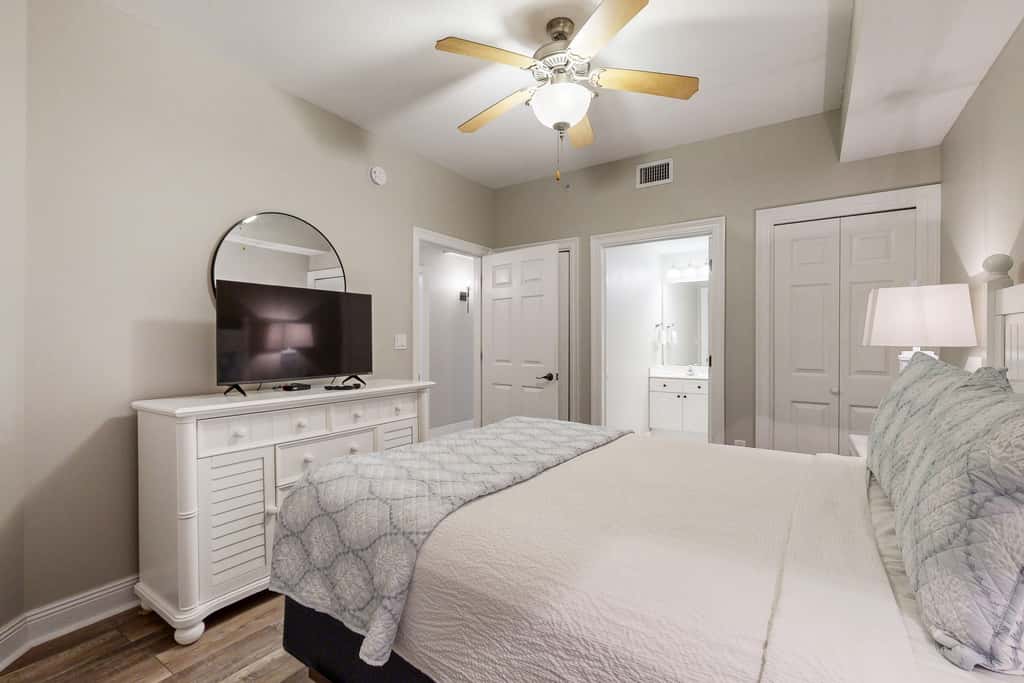 Gulf-front condo with washer/dryer, pools, hot tub, fitness room, & beach access
