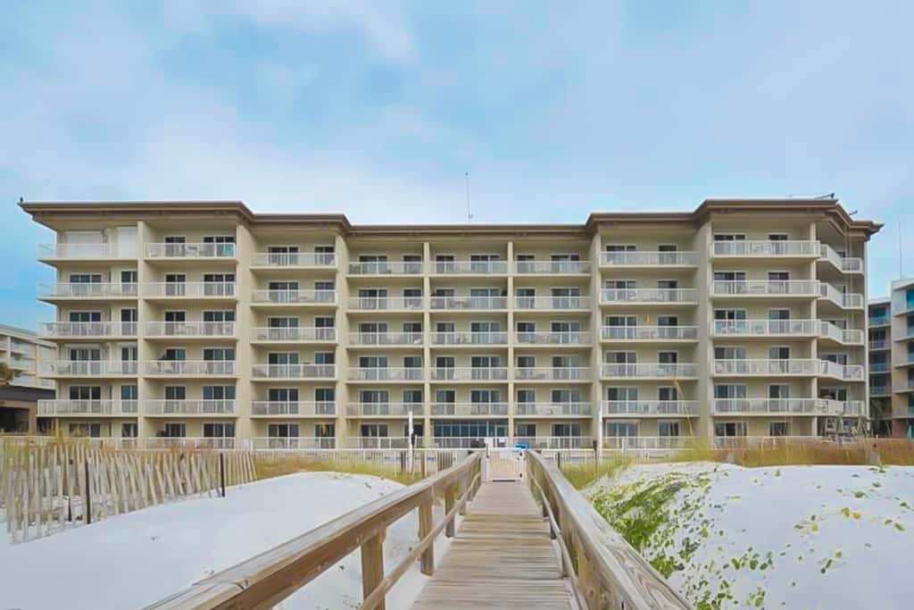 Gulf-front condo with washer/dryer, pools, hot tub, fitness room, & beach access