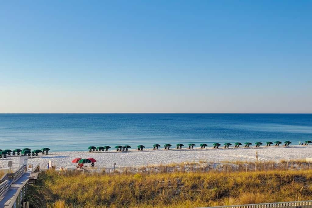 Beachfront 3rd Floor Condo w Private Balcony, Shared Heated Pool, Beach Access