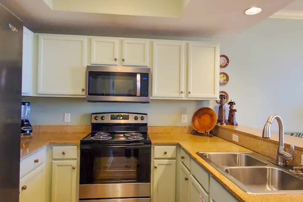 Beachfront 3rd Floor Condo w Private Balcony, Shared Heated Pool, Beach Access