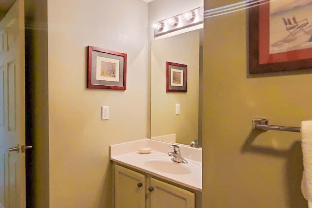 Beachfront 3rd Floor Condo w Private Balcony, Shared Heated Pool, Beach Access