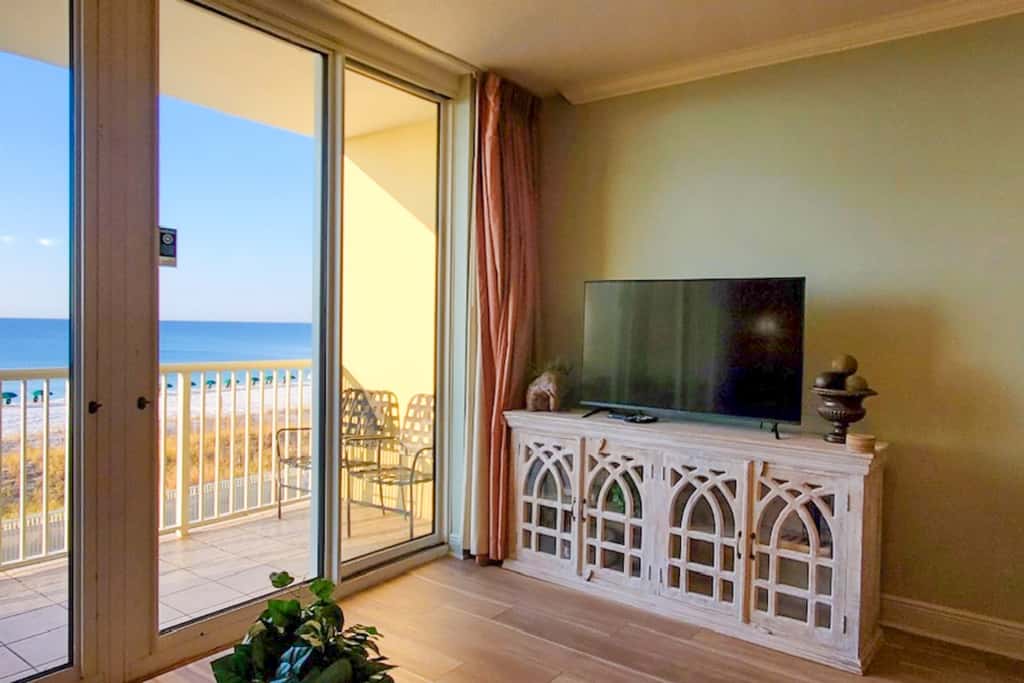 Beachfront 3rd Floor Condo w Private Balcony, Shared Heated Pool, Beach Access