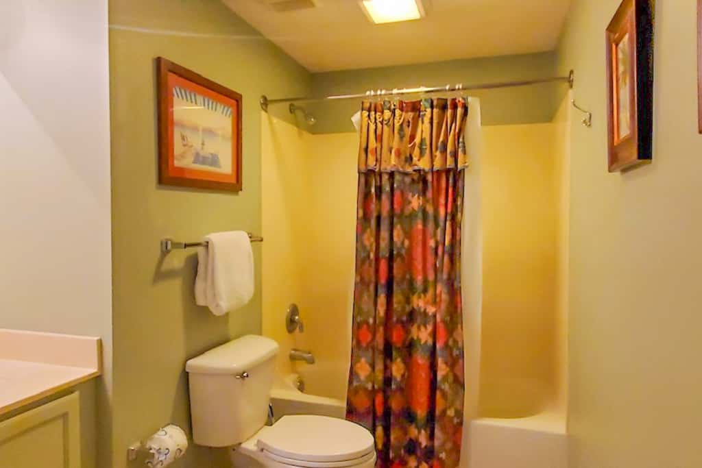 Beachfront 3rd Floor Condo w Private Balcony, Shared Heated Pool, Beach Access