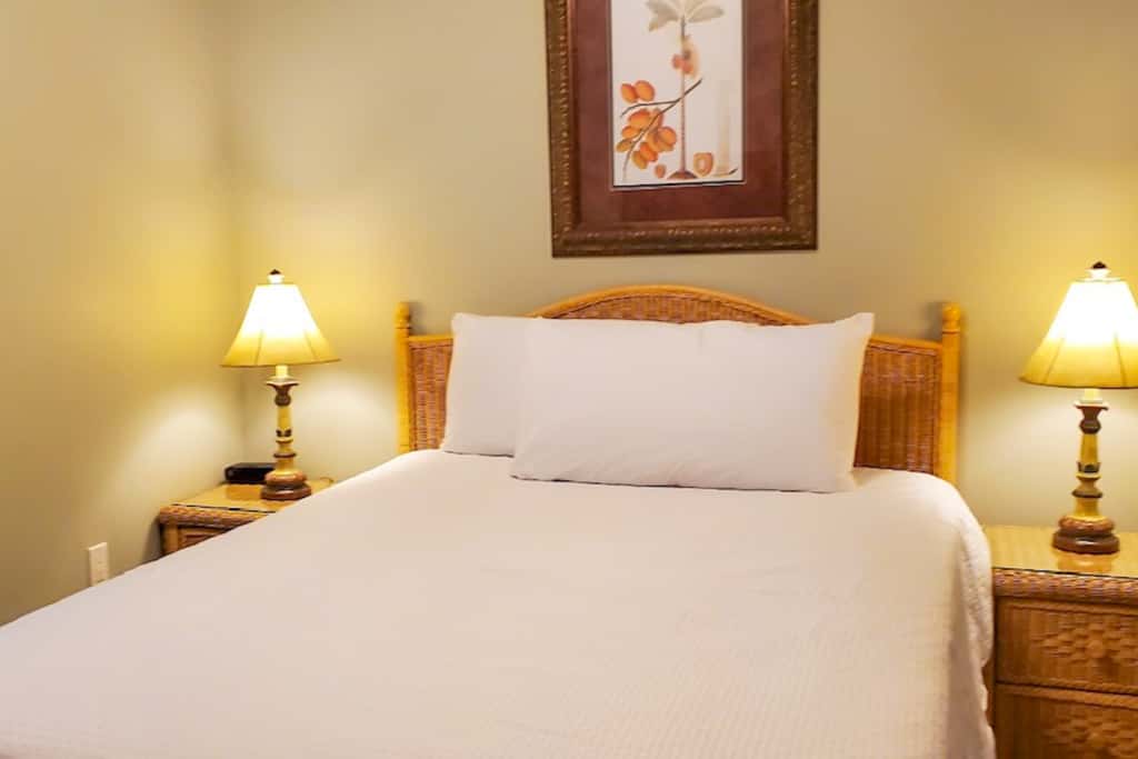Beachfront 3rd Floor Condo w Private Balcony, Shared Heated Pool, Beach Access