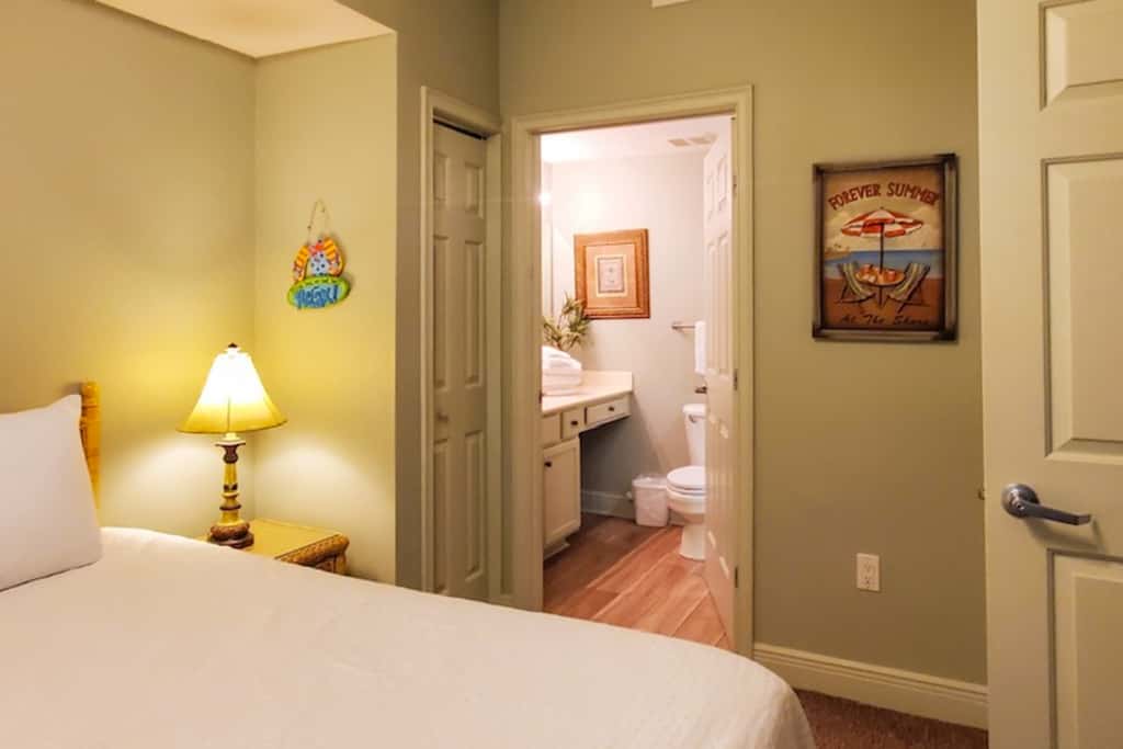 Beachfront 3rd Floor Condo w Private Balcony, Shared Heated Pool, Beach Access
