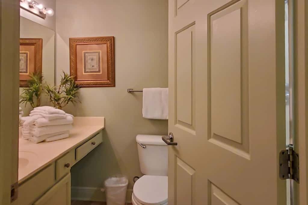 Beachfront 3rd Floor Condo w Private Balcony, Shared Heated Pool, Beach Access