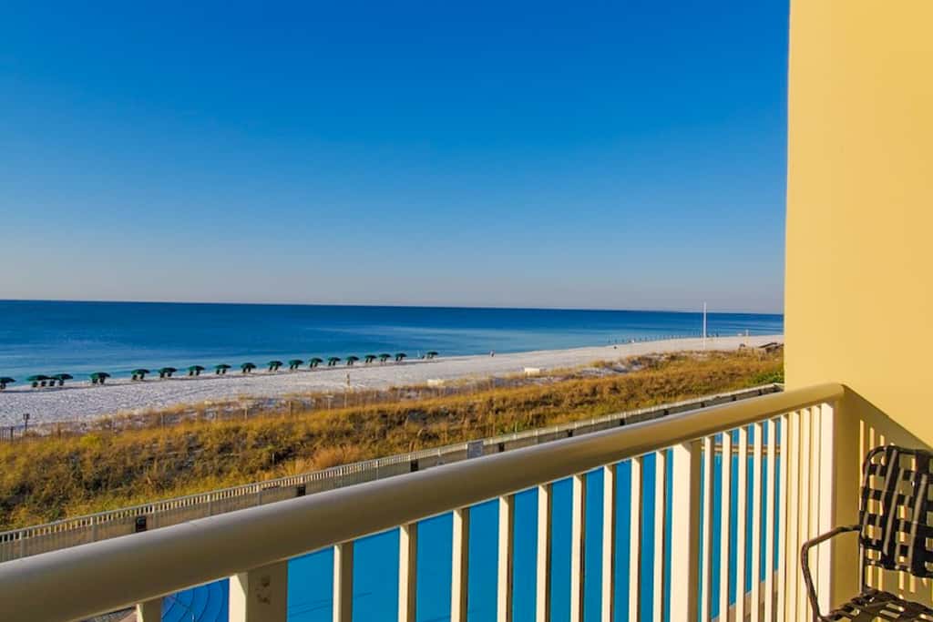 Beachfront 3rd Floor Condo w Private Balcony, Shared Heated Pool, Beach Access