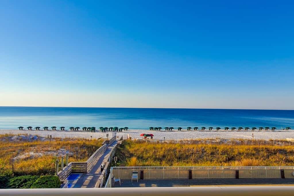 Beachfront 3rd Floor Condo w Private Balcony, Shared Heated Pool, Beach Access