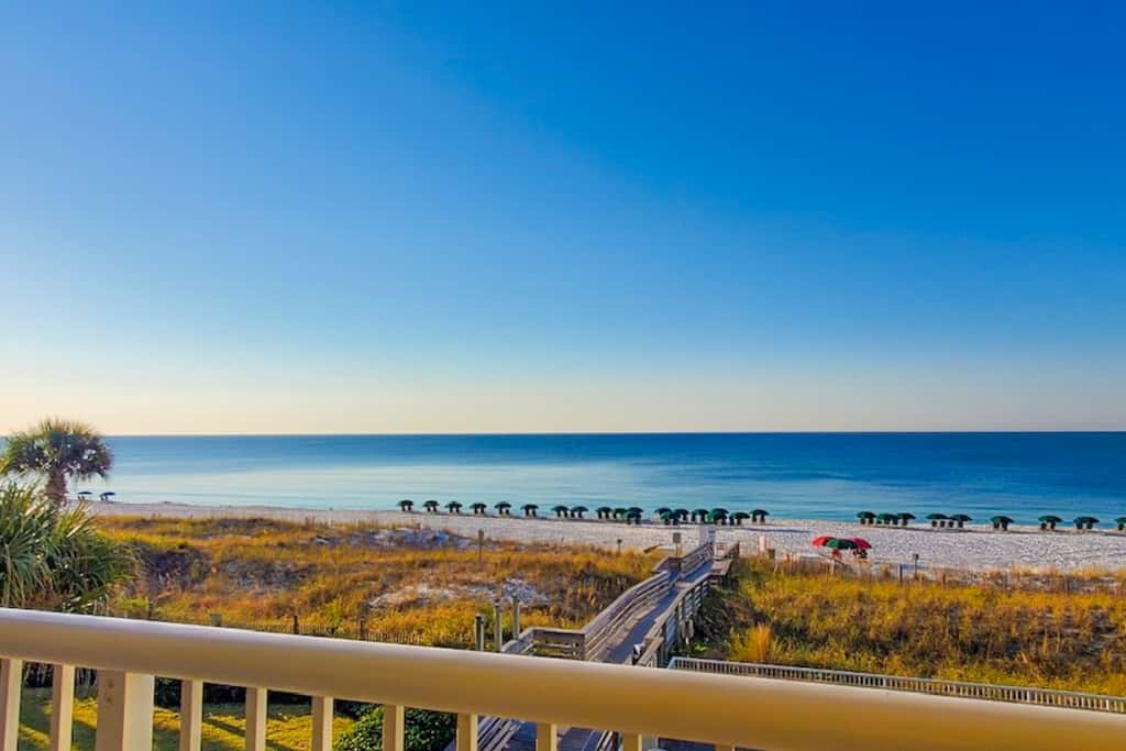 Beachfront 3rd Floor Condo w Private Balcony, Shared Heated Pool, Beach Access