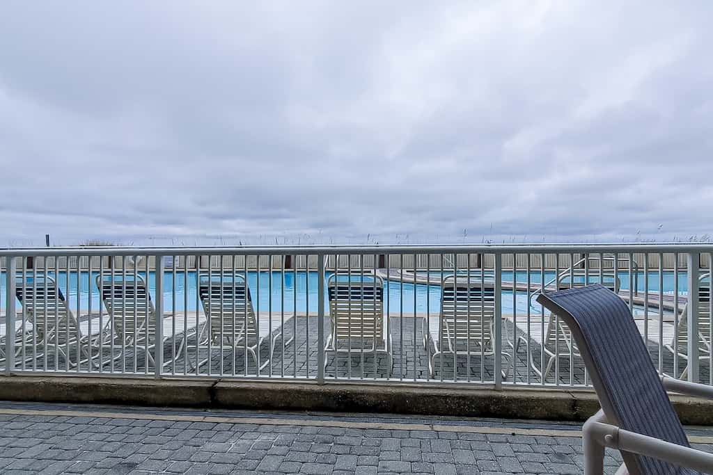Beachfront 3rd Floor Condo w Private Balcony, Shared Heated Pool, Beach Access