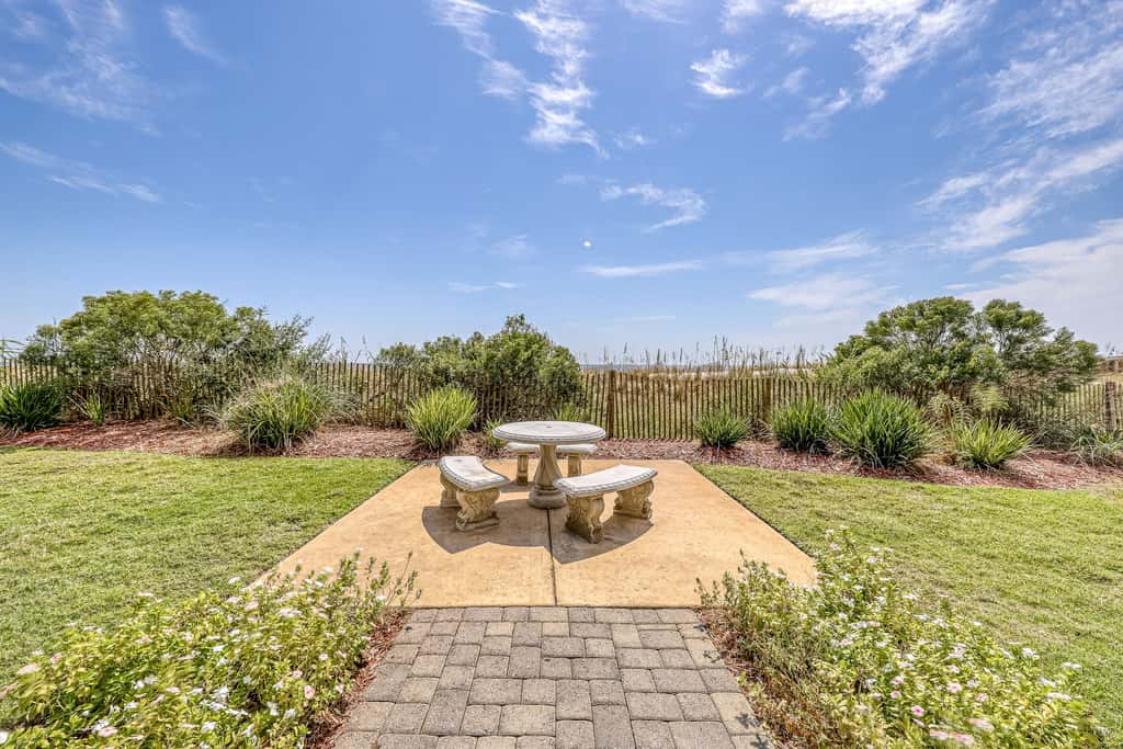 Beachfront 3rd Floor Condo w Private Balcony, Shared Heated Pool, Beach Access