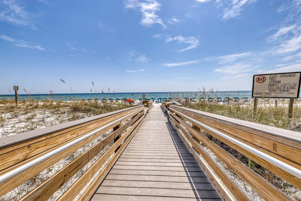 Beachfront 3rd Floor Condo w Private Balcony, Shared Heated Pool, Beach Access