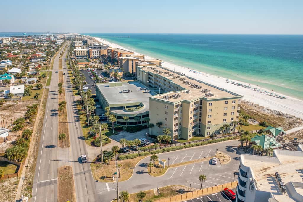 Beachfront 3rd Floor Condo w Private Balcony, Shared Heated Pool, Beach Access