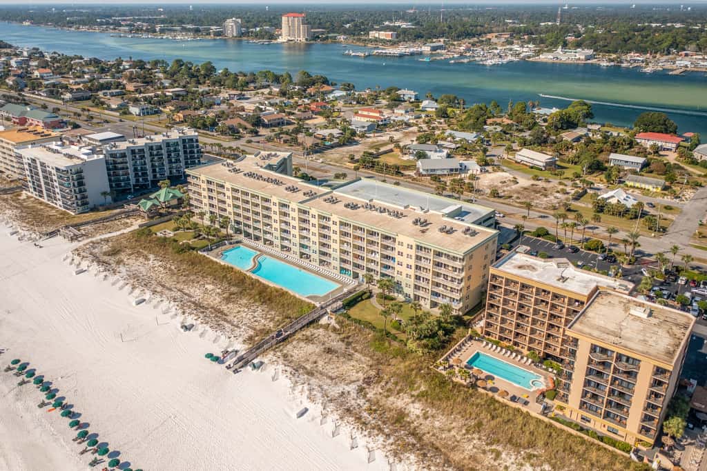 Beachfront 3rd Floor Condo w Private Balcony, Shared Heated Pool, Beach Access