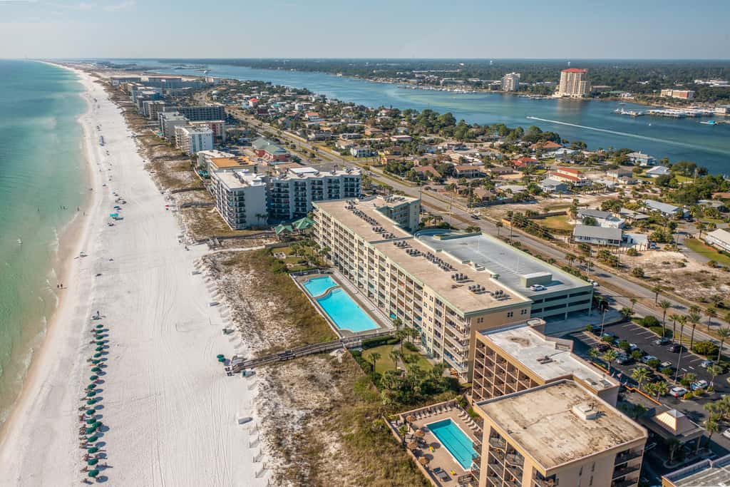 Beachfront 3rd Floor Condo w Private Balcony, Shared Heated Pool, Beach Access