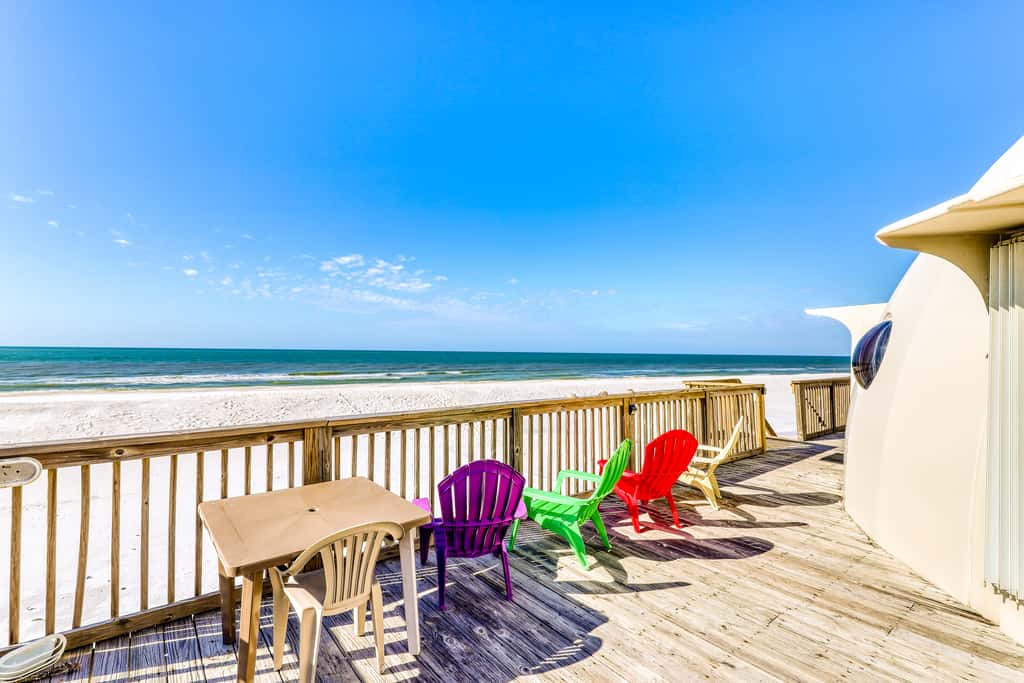 Unique waterfront home with wraparound deck and private grill - free WiFi
