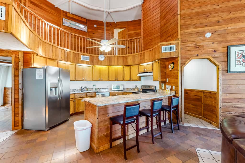 Unique waterfront home with wraparound deck and private grill - free WiFi
