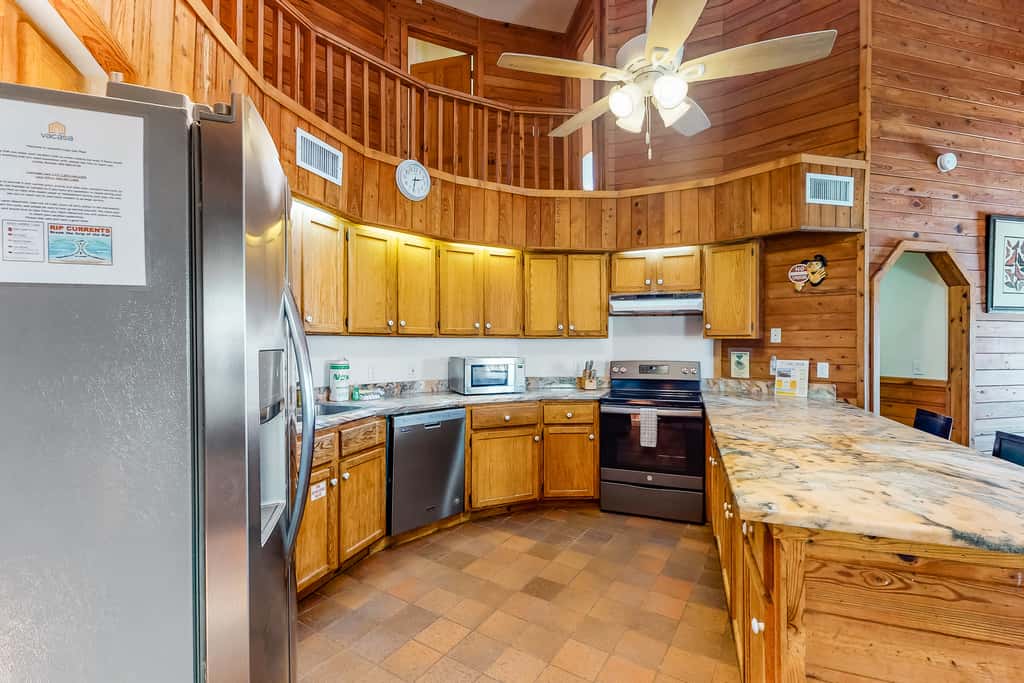 Unique waterfront home with wraparound deck and private grill - free WiFi