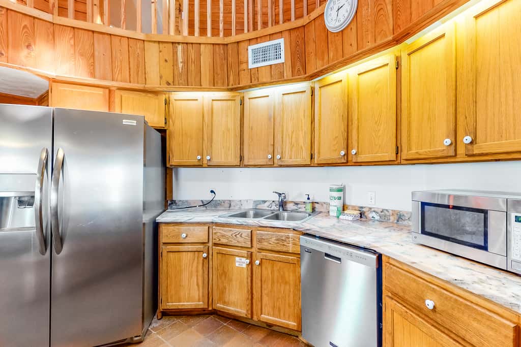 Unique waterfront home with wraparound deck and private grill - free WiFi