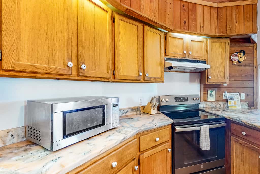 Unique waterfront home with wraparound deck and private grill - free WiFi