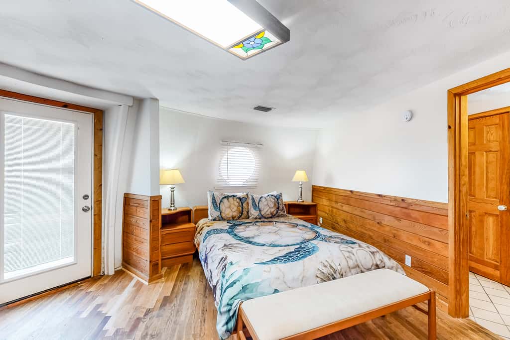 Unique waterfront home with wraparound deck and private grill - free WiFi