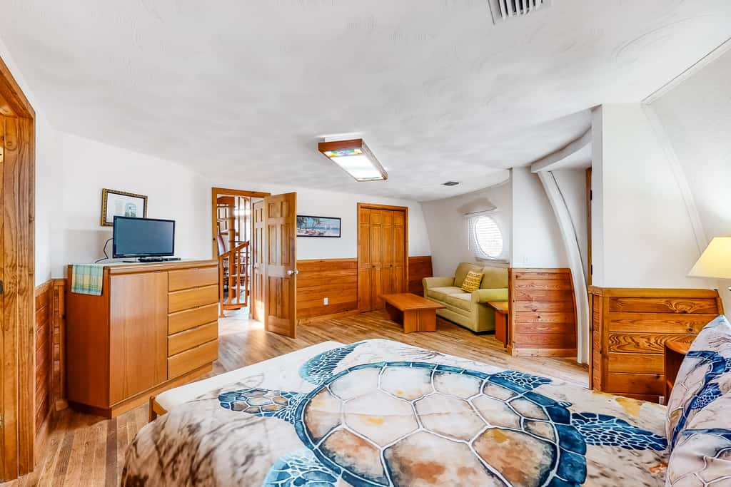 Unique waterfront home with wraparound deck and private grill - free WiFi