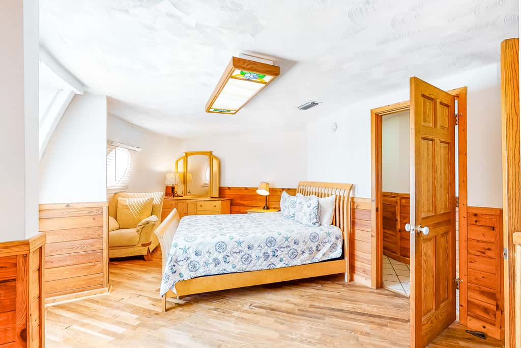 Unique waterfront home with wraparound deck and private grill - free WiFi