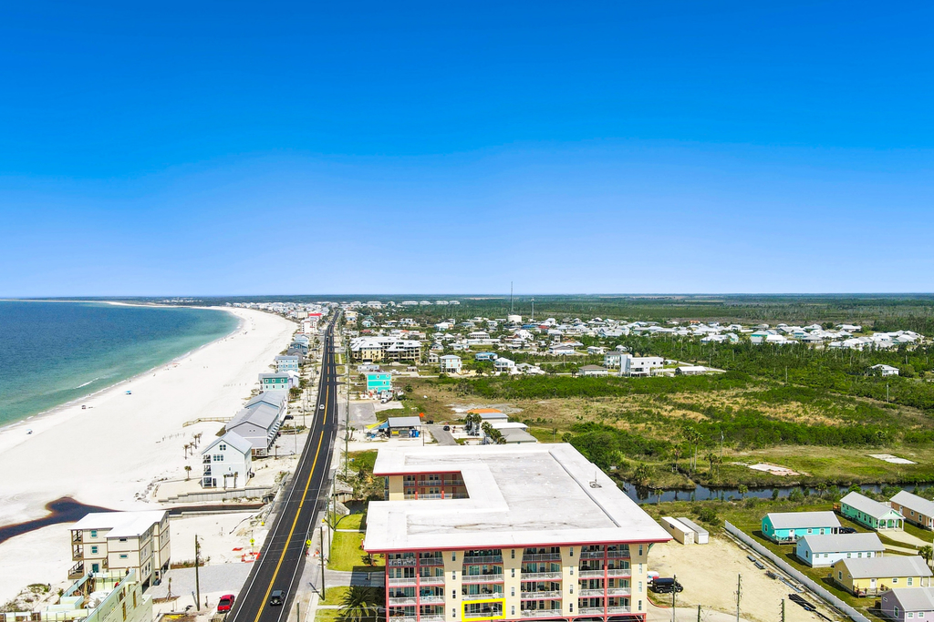 Beautiful Condo with Hot Tub & Pool - Walk to Beach, Snowbirds Welcome