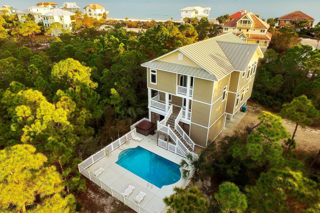 Spacious dog-friendly home with pool, hot tub, access to tennis, pickle ball, pools