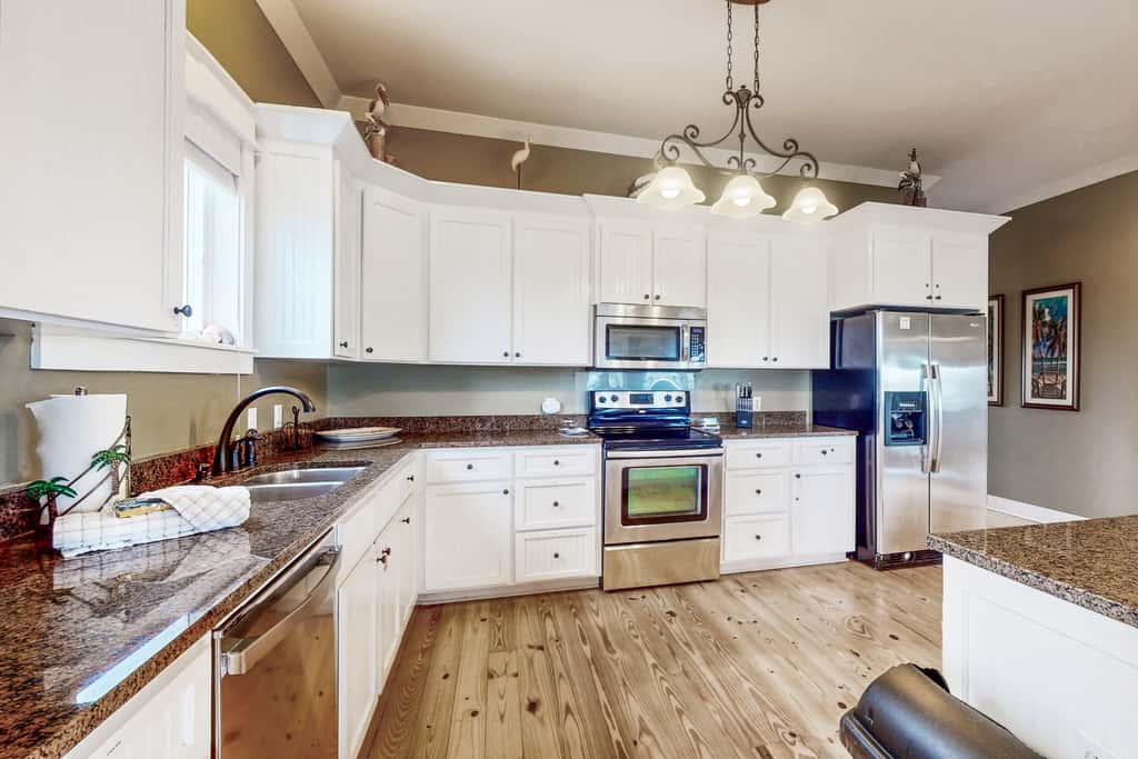 Spacious dog-friendly home with pool, hot tub, access to tennis, pickle ball, pools