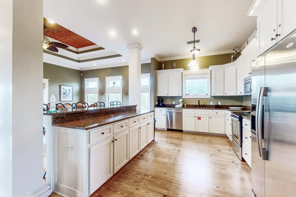 Spacious dog-friendly home with pool, hot tub, access to tennis, pickle ball, pools