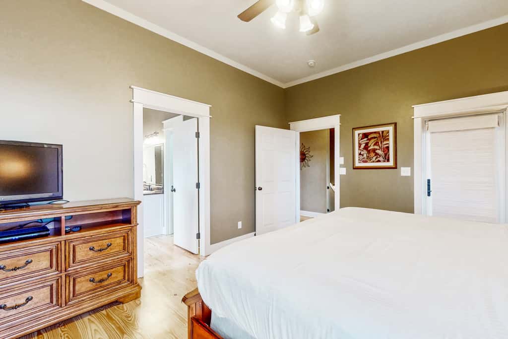 Spacious dog-friendly home with pool, hot tub, access to tennis, pickle ball, pools