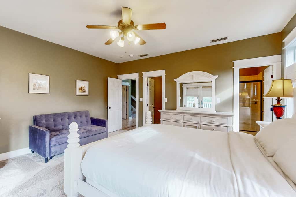Spacious dog-friendly home with pool, hot tub, access to tennis, pickle ball, pools