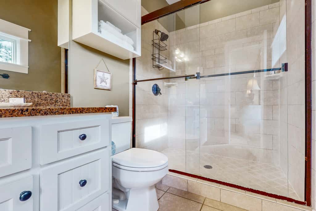 Spacious dog-friendly home with pool, hot tub, access to tennis, pickle ball, pools