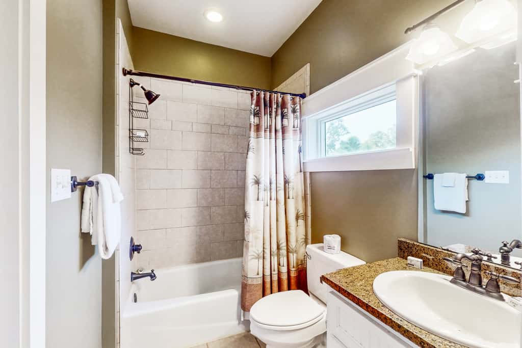 Spacious dog-friendly home with pool, hot tub, access to tennis, pickle ball, pools
