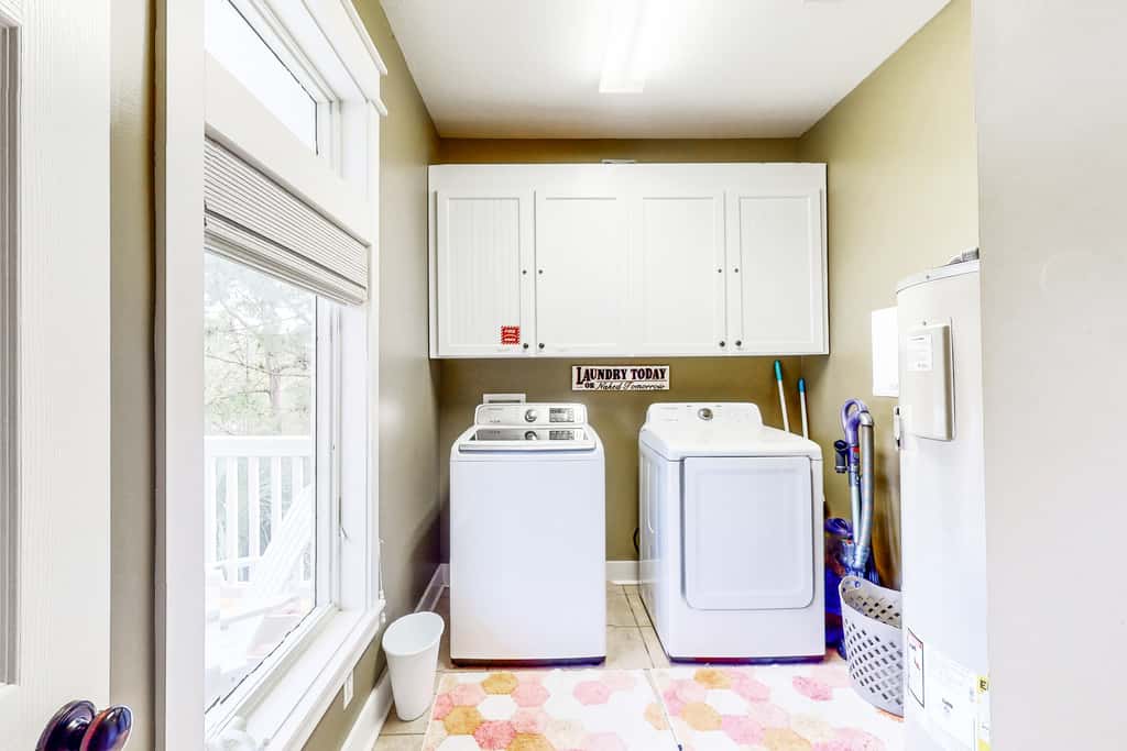Spacious dog-friendly home with pool, hot tub, access to tennis, pickle ball, pools
